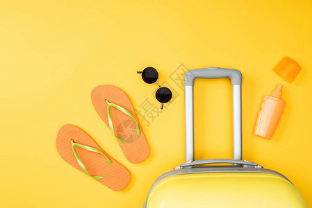 黄色背景上的行李太阳镜和翻图片