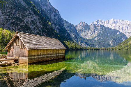 夏季阿尔卑斯山脉和奥贝西湖图片