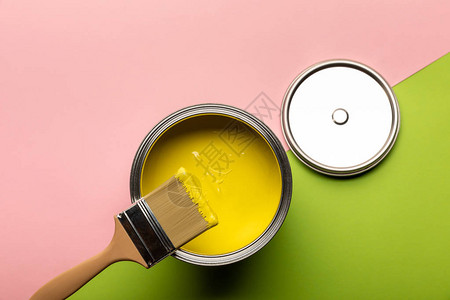 粉色和绿色表面有黄色油漆和刷图片