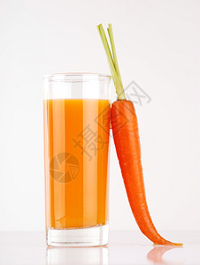 用胡萝卜制成的新鲜果汁图片