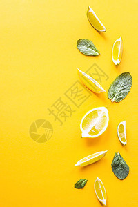 黄色背景上的柠檬石灰和绿薄荷叶夏季制作柠檬水的产品顶视图图片