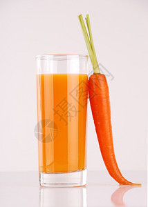 用胡萝卜制成的新鲜果汁图片