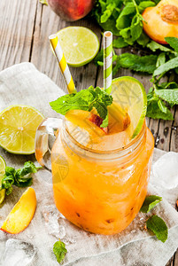 鸡尾酒素食桃子冰沙果汁或柠檬水在一个梅森罐子里图片