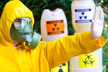 核废料身着防毒面具防护服的化学师发出警背景