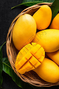 黄色芒果美丽的皮肤在图片