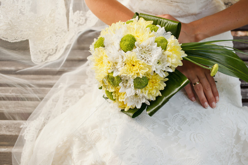 新娘手中美丽的黄绿菊花婚礼花束图片