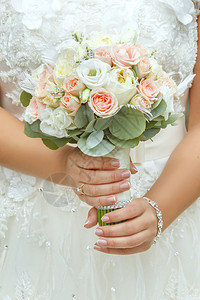 美丽而精美的婚礼花束玫瑰和白月花新娘图片