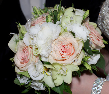 美丽的新娘布束和鲜花和珠图片