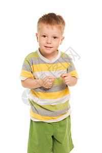 穿着条纹t恤和绿色短裤的有趣小男孩被白色隔离图片