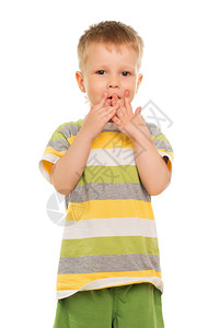 穿着条纹T恤的小男孩用手指玩耍图片