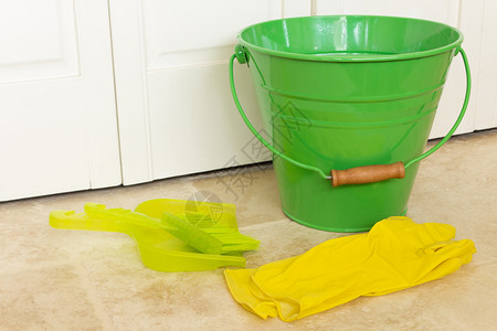 绿色水桶和黄色手套图片