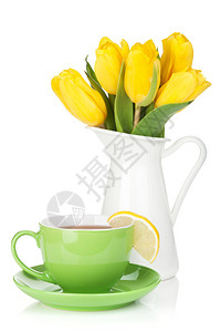 黄色郁金香和茶杯白色背景上有柠檬片图片