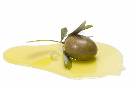绿色橄榄含橄榄油上的叶子在白图片