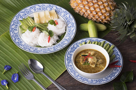 大米面咖喱螃蟹和猪肉味泰国图片