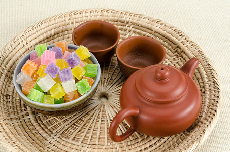 泰国甜点在陶瓷碗中烤奶油果冻图片
