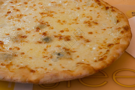 披萨配4块奶酪图片