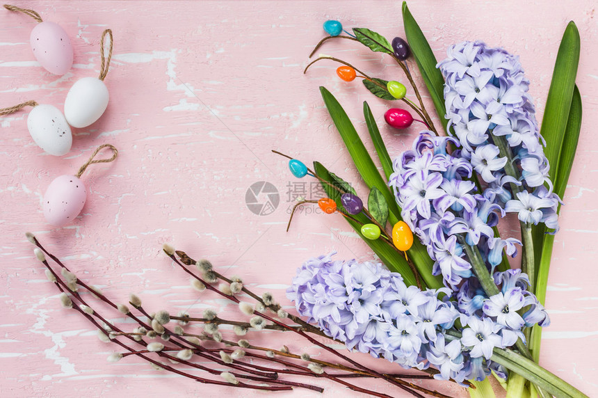 带花和装饰鸡蛋的复活节背景顶视图片