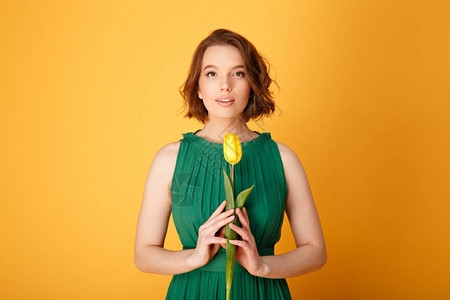 穿着绿色衣服的女子画像黄色的郁金香露在橙图片