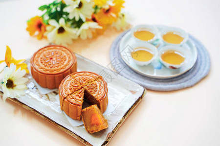 黄背景节假日和节日概念的月饼热茶和图片