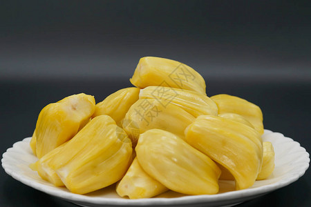 白板上的新鲜菠萝蜜片甜黄的菠萝蜜成熟了素食主义者图片