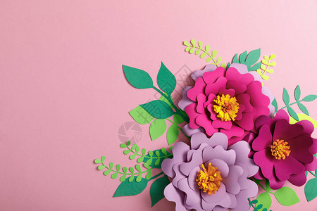 粉红色背景上的纸质多彩花和叶图片