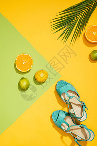 棕榈叶时髦的女蓝色平台凉鞋柠檬图片