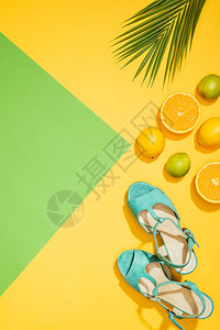 棕榈叶时髦的女子蓝色平台凉鞋柠檬石灰和图片