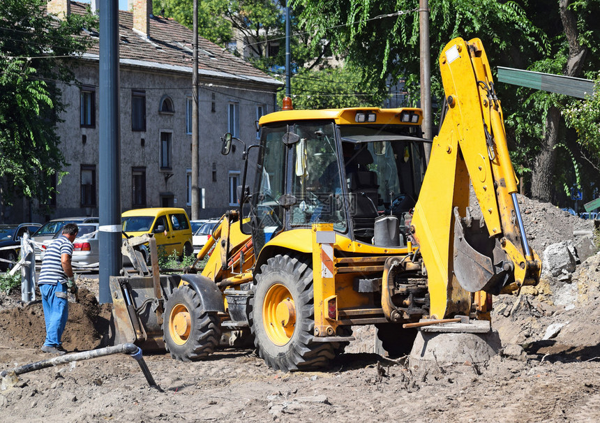 在道路建设的挖掘机图片