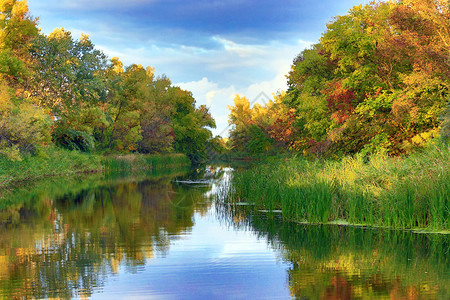河上的美丽秋景图片
