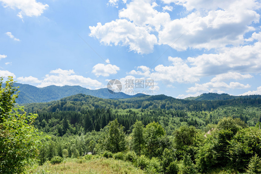 清晨罗马尼亚布拉索夫山脉绿林照片在Br图片