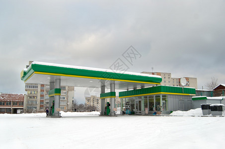 城市加油站冬天图片