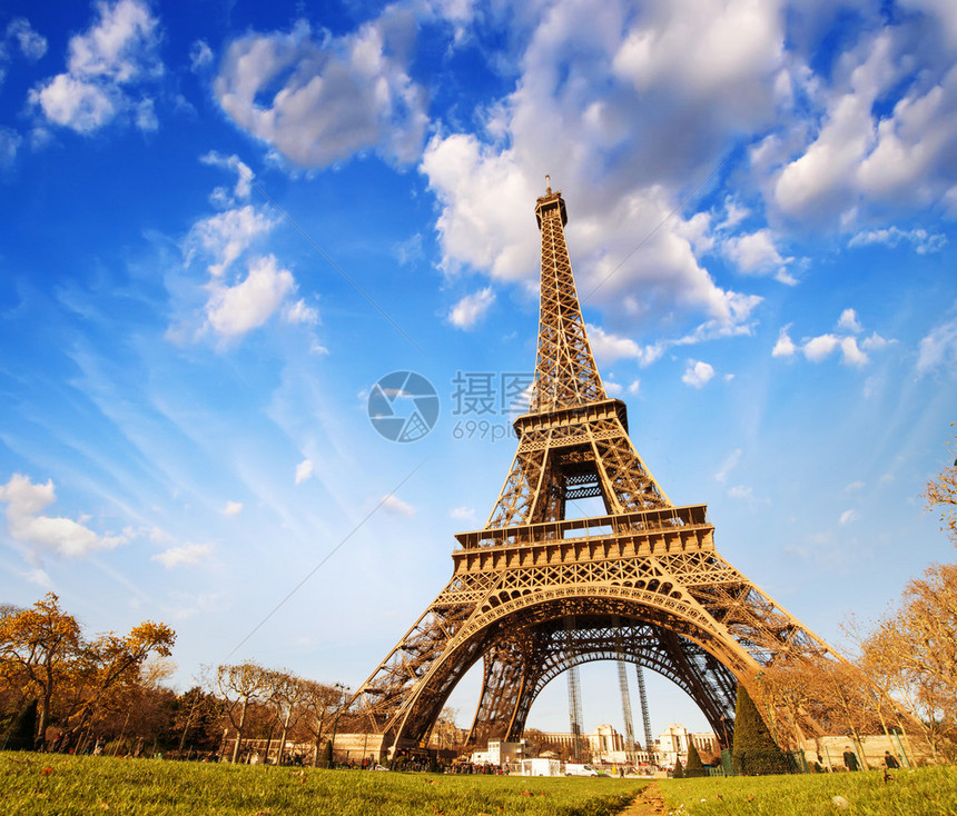 巴黎艾菲尔铁塔的景色很美图片