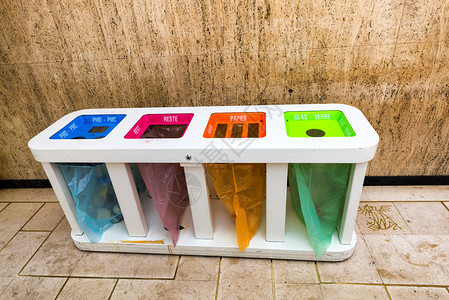 回收材料收集的不同彩色纸箱info图片