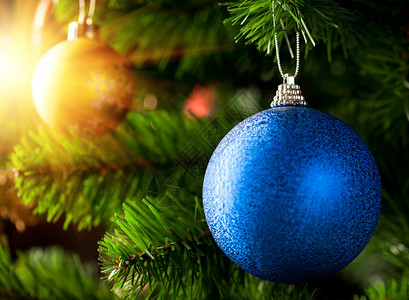 闪发光的圣诞树装饰图片