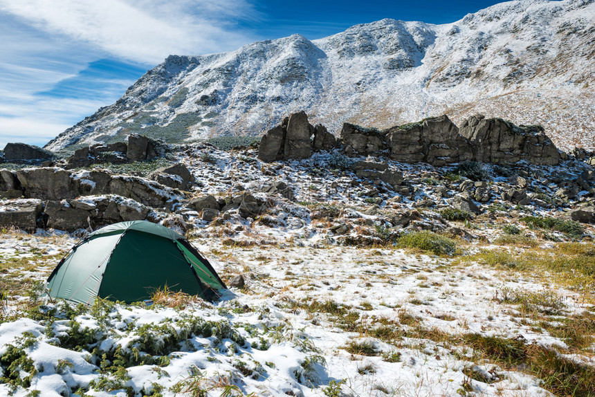 雪山的绿色帐篷美图片