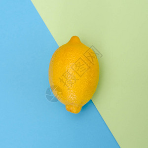 一个绿蓝色背景上的柠檬从顶部看背景图片