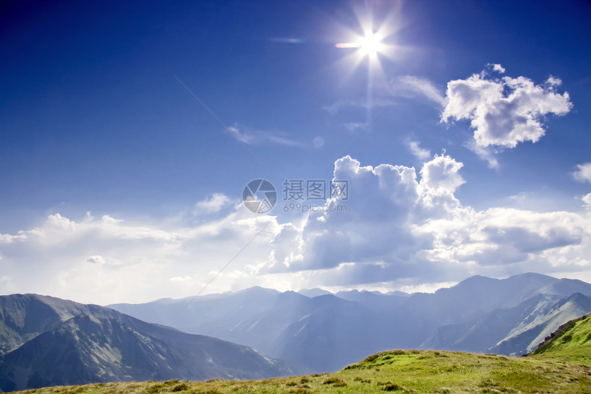 阳光明媚的塔特拉山欧洲的高山图片