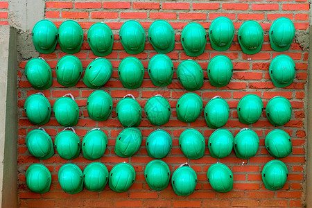 许多绿色建筑头盔等待使用图片