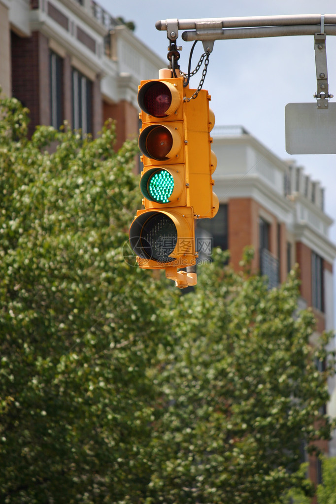 街道路口的绿色交通灯图片