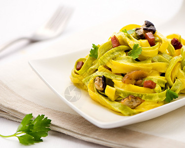 混合了黄色和绿色菠菜味的意大利面图片