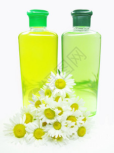 黄绿两瓶草本洗发水图片