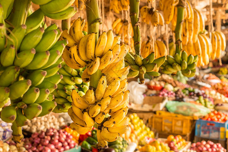 在内罗毕肯尼亚当地水果和蔬菜市场上挂着的Ripe和图片