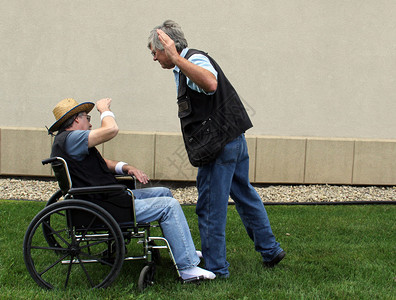 被看护人虐待的残疾老人背景图片