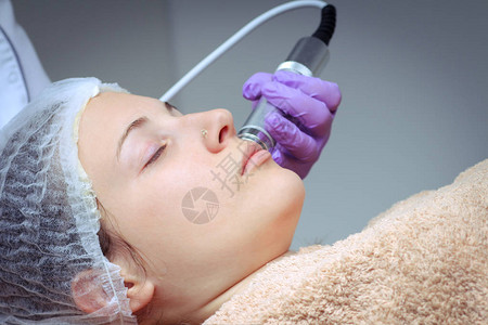 针中胚层疗法美容师对女面部进行针图片