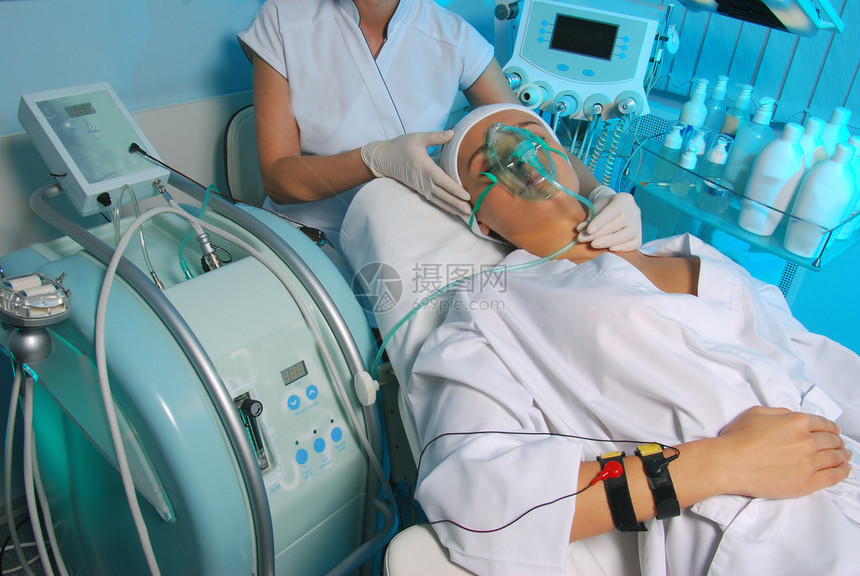 化容手术医生和病人在化妆品程序上图片