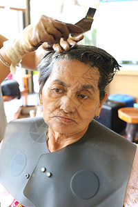 亚洲老妇人在美容院背景图片