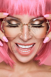 粉红色假发和彩色化妆品的美丽型号背景图片