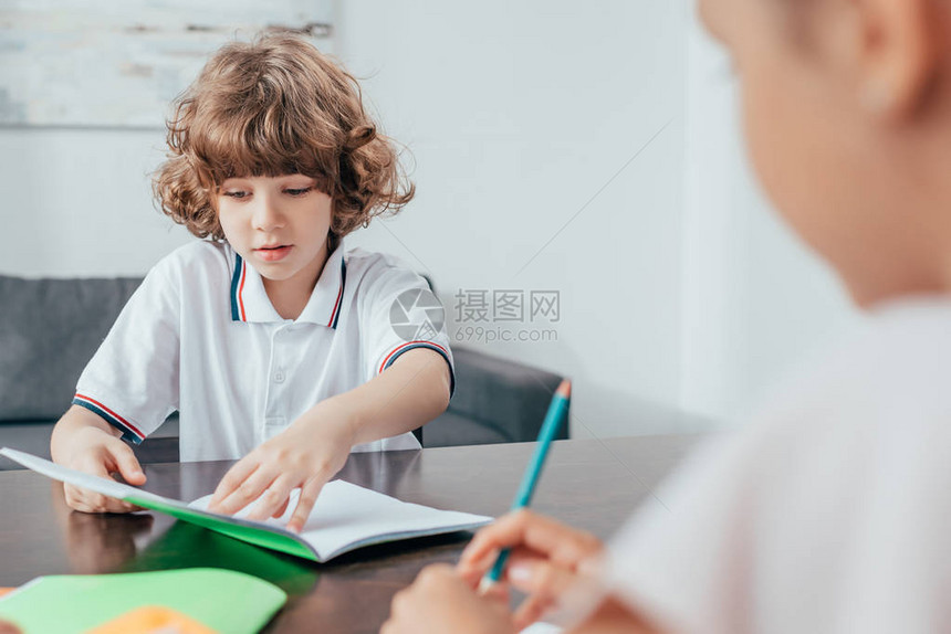 可爱的卷男孩做家庭作业姐在前图片