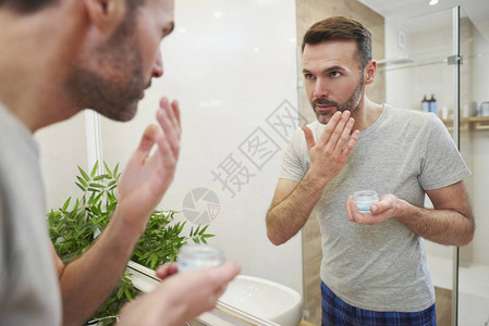 男人在浴室里涂面霜图片