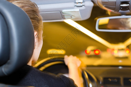 年轻姑娘开车在高速公路上驾着她图片